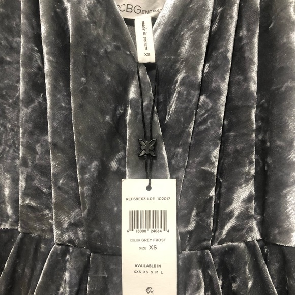 BCBGeneration – Velvet Faux Wrap Dress
GREY FROST / XS - Picture 4 of 6